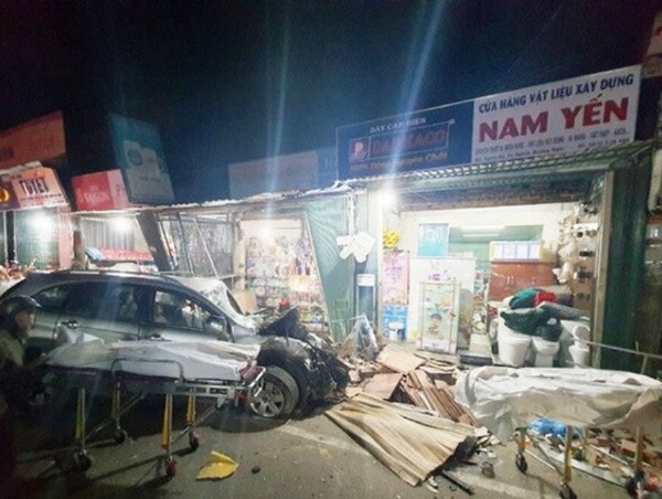 Tai nạn giao thông mới nhất hôm nay 25/10: Ô tô lao vào nhà dân làm 3 người tử vong