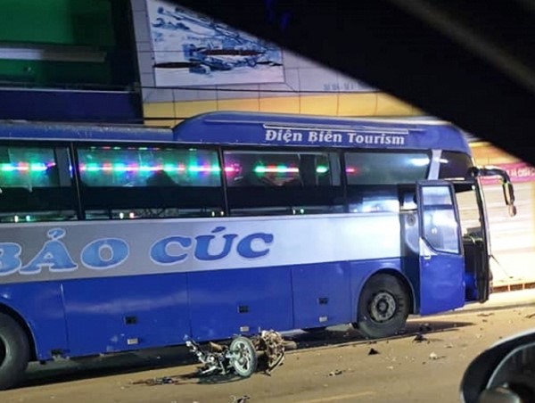 Xe khách lấn làn đâm xe máy khiến 1 người chết tại chỗ