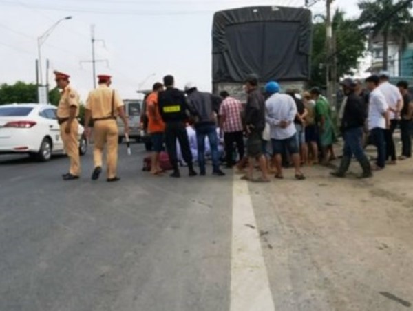 Xe máy đâm đuôi xe tải, tài xế mặc áo xe ôm công nghệ tử vong