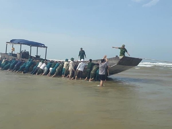 Tàu gỗ không người cùng nhiều hàng hóa dạt vào bờ biển Quảng Trị