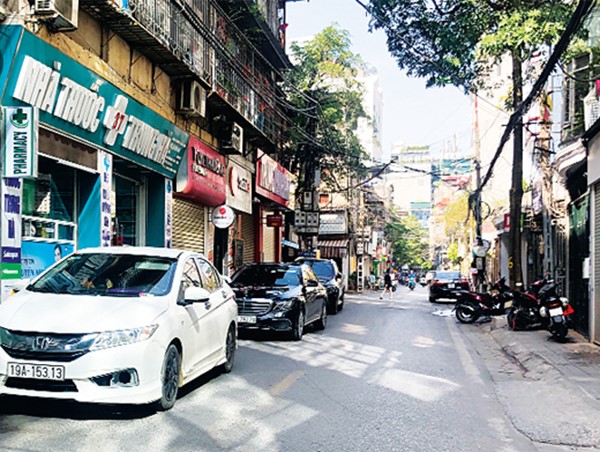 [Điểm nóng giao thông] Ô tô chiếm dụng lòng đường phố Kim Mã Thượng