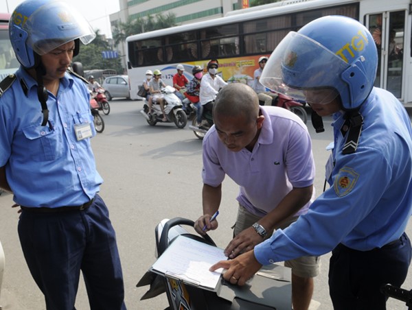 Có nên cấm Thanh tra giao thông dừng xe trên đường?