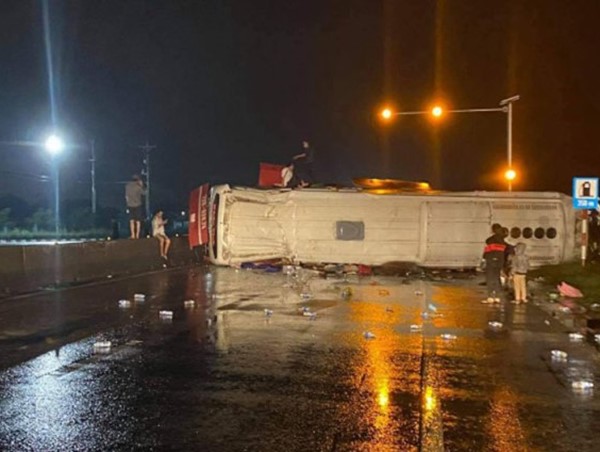 Xe khách lật trên quốc lộ 1A, nhiều người bị thương