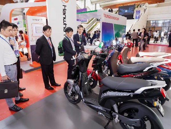 Xe máy điện VinFast gây chú ý tại Diễn đàn cao cấp Đô thị thông minh ASEAN 2020