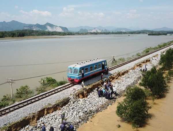Hàng không hủy chuyến, đường sắt tạm dừng chạy nhiều đôi tàu do bão số 9
