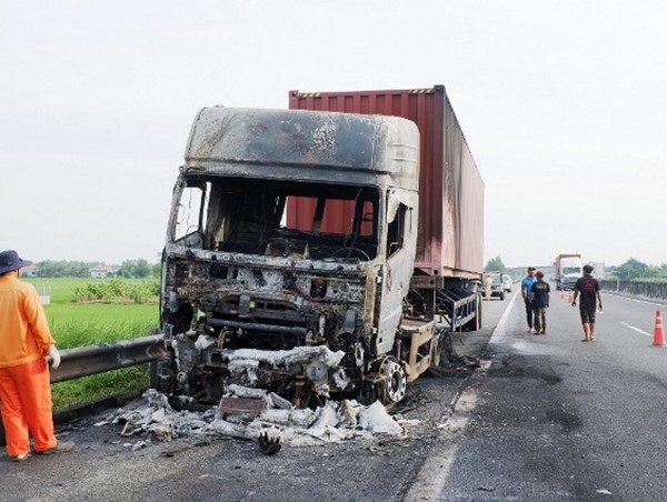 Tai nạn giao thông mới nhất hôm nay 27/10: 2 container lao vào nhau rồi cùng bốc cháy trên cao tốc