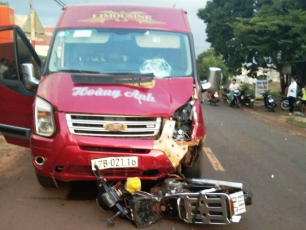 Xe khách và xe máy đấu đầu khiến một người tử vong tại chỗ
