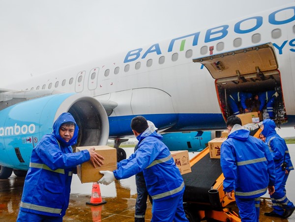 Cấp tập đưa bác sĩ, hàng hóa y tế vào hỗ trợ đồng bào miền Trung