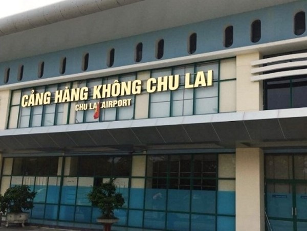 Bão số 9 hất tung mái nhà ga sân bay Chu Lai