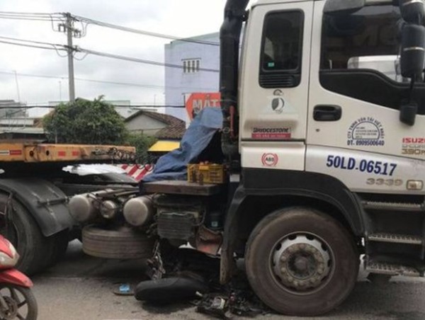 Dùng xe cẩu nâng bánh xe container giải cứu người phụ nữ