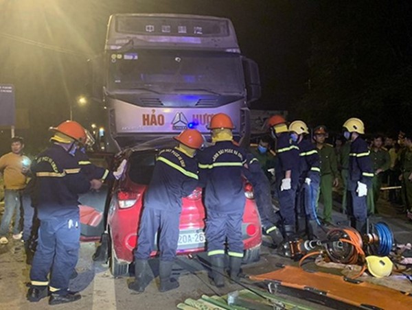 Xe con đấu đầu xe tải, 2 người tử vong