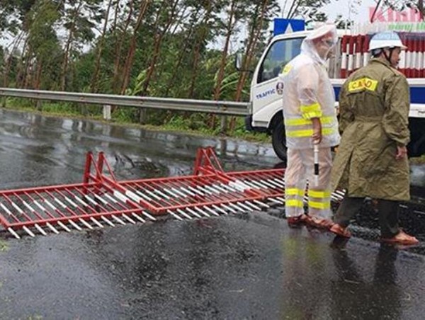 Hàng nghìn xe nối đuôi nhau dừng hơn chục km để tránh vào tâm bão