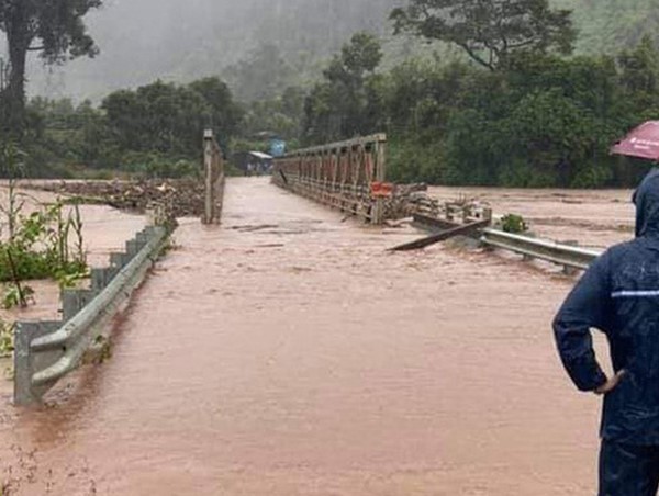 Cầu sắt bị lũ cuốn trôi ở Kon Tum