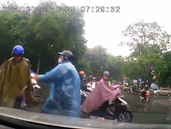 Đi xe SH gây tai nạn còn hành hung người giữa phố