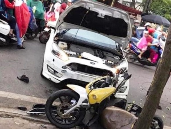 Đạp nhầm chân ga khiến ô tô lao thẳng vào học viên cảnh sát