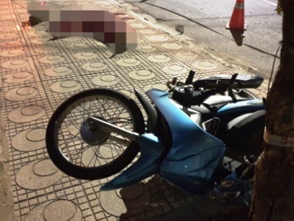 Tự đâm vào gốc cây, tài xế xe máy gục tại chỗ