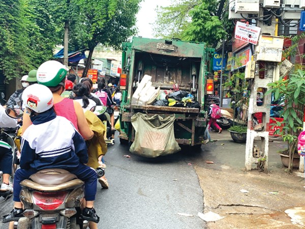 [Điểm nóng giao thông] Ùn ứ giao thông vì xe thu gom rác