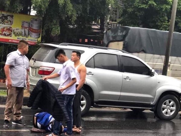 Nam sinh cởi áo, che mưa cho người bị tai nạn giao thông giữa đường