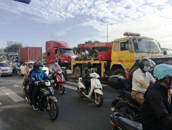 Tai nạn giao thông mới nhất hôm nay 30/10: Nằm dưới gầm sửa xe tải, tài xế bị container đâm tử vong