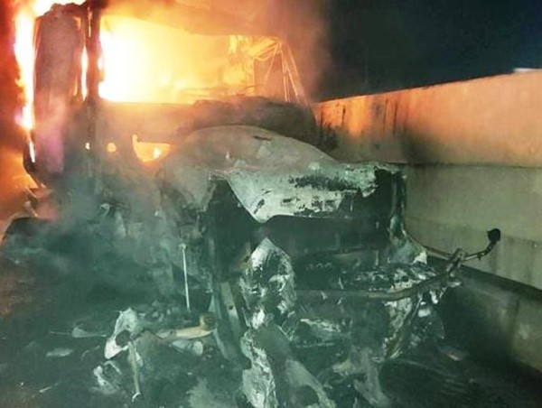 Xe đầu kéo chở gỗ bốc cháy ngùn ngụt trong đêm