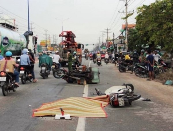 Ngã ra đường sau va chạm xe máy, người đàn ông bị xe tải cán tử vong