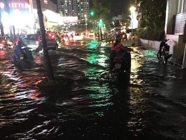 TP Hồ Chí Minh mưa lớn, hàng loạt tuyến đường ngập nặng