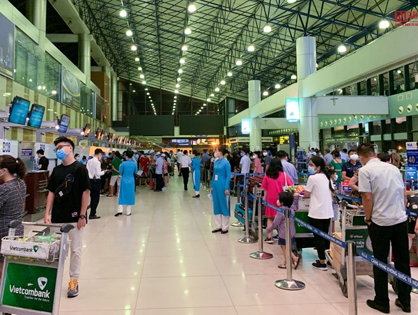 Bắt buộc hành khách đeo khẩu trang tại sân bay và trên máy bay
