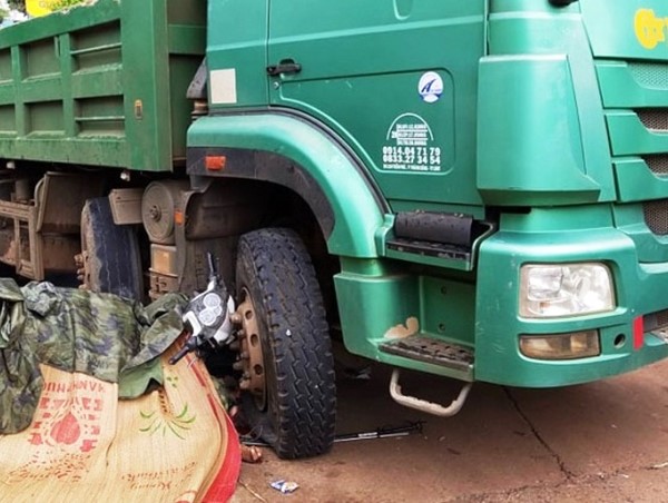 Xe máy lao vào gầm xe tải, tài xế tử vong tại chỗ