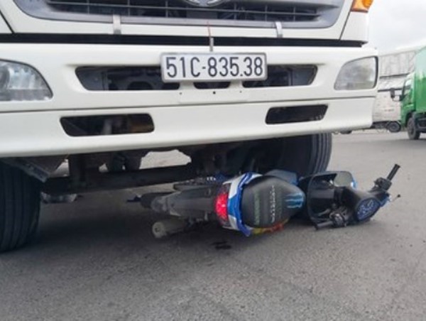 Xe tải va chạm xe máy khiến 2 người tử vong tại chỗ