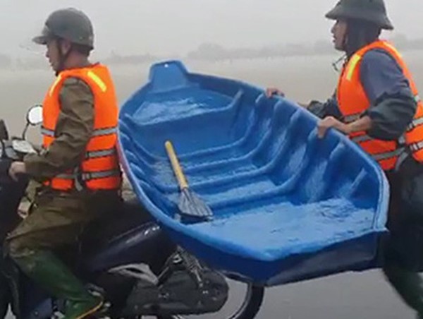 Video: Cảm động chiến sĩ công an chạy bộ 2km lấy thuyền đưa người dân đi cấp cứu