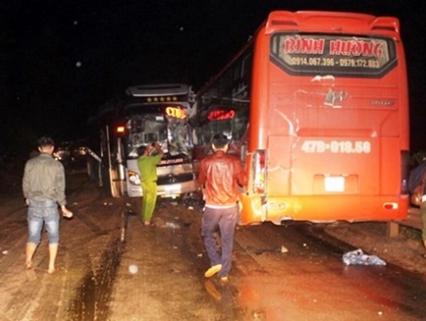Tai nạn giao thông mới nhất hôm nay 1/11: Xe khách đâm liên hoàn, nhiều hành khách bị thương