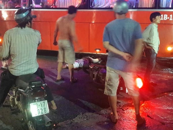 Xe khách đâm xe máy, 1 người bị cán tử vong