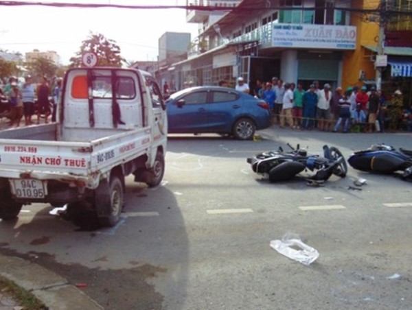 2 ô tô va chạm 2 xe máy, 1 người chết, 1 người bị thương