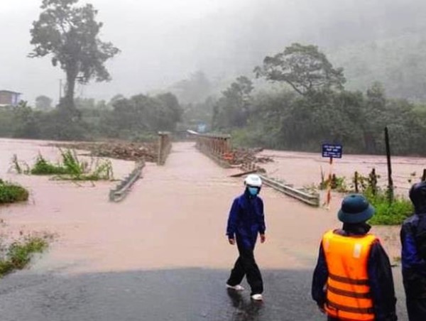 Lũ cuốn trôi cầu ở Kon Tum