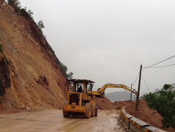 Sạt lở núi nghiêm trọng, quốc lộ 46 ách tắc
