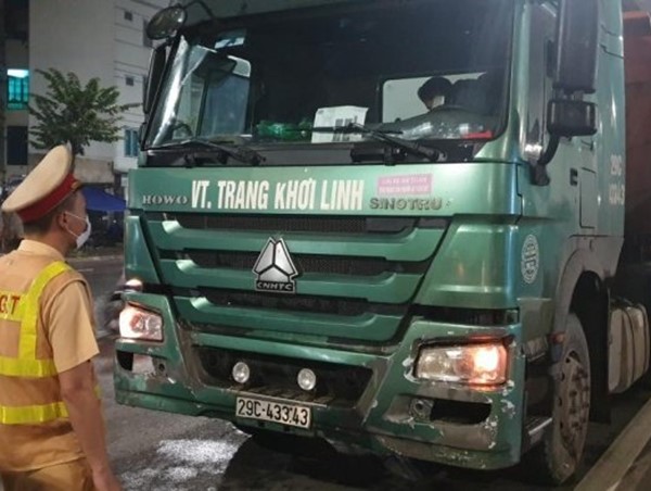 Tài xế xe tải chây ì ngồi trong cabin chống đối cảnh sát giao thông