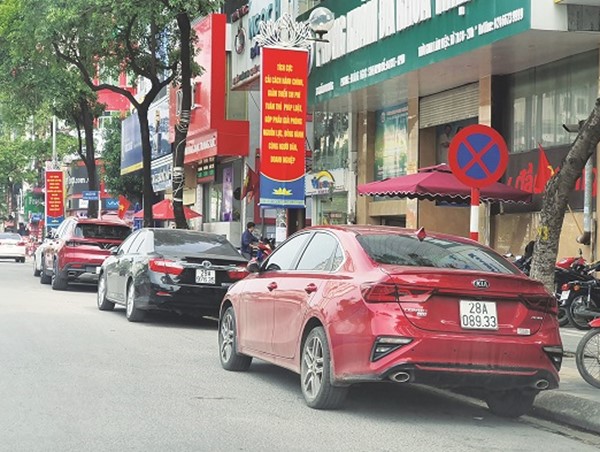 Đường Trần Duy Hưng -  nhức nhối cảnh xe ô tô đỗ bất chấp biển cấm 