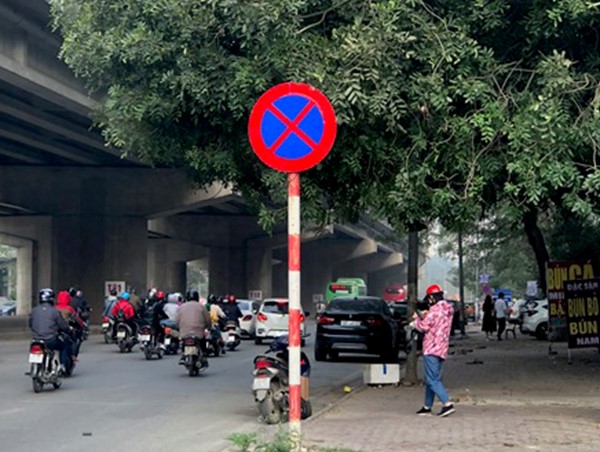 Hà Nội: UBND quận Thanh Xuân đề nghị cắm mới biển báo, đèn tín hiệu trên địa bàn