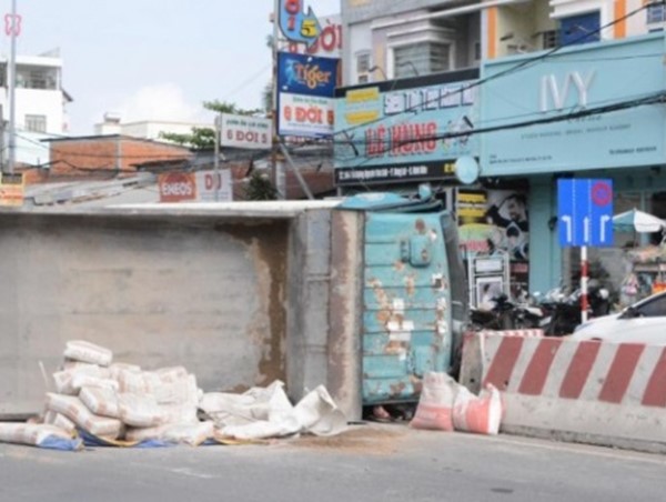 Xe tải chở xi măng lật ngang