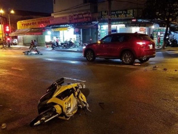 Ô tô tông vào hiện trường tai nạn giữa 2 xe máy, 2 người nhập viện