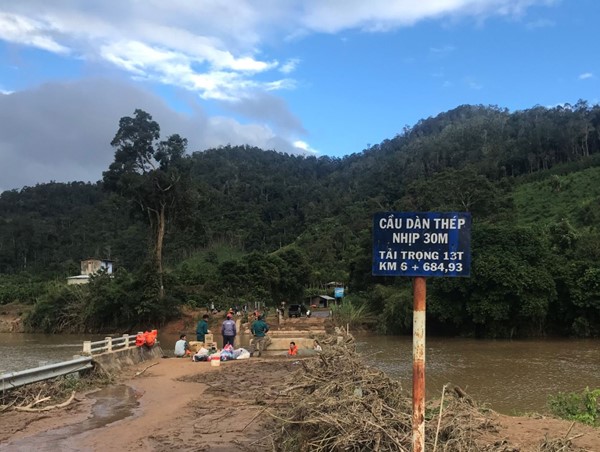 Lắp 120m dầm Bailley kép thông đường vào xã Đăk Pne trong ngày mai