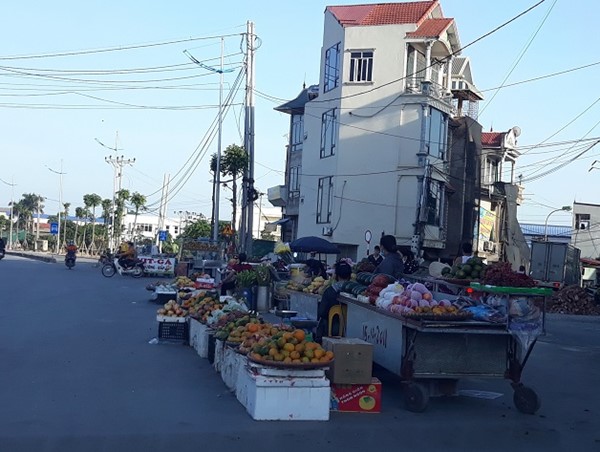[Bạn đọc viết] Lòng đường biến thành nơi họp chợ
