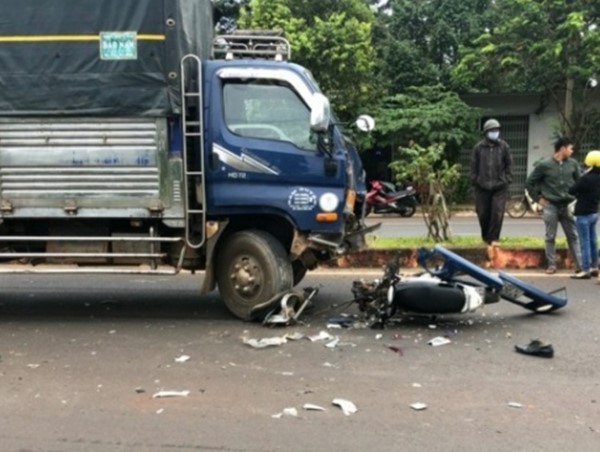 Xe máy chạy ngược chiều bị gãy đôi khi tông vào xe tải