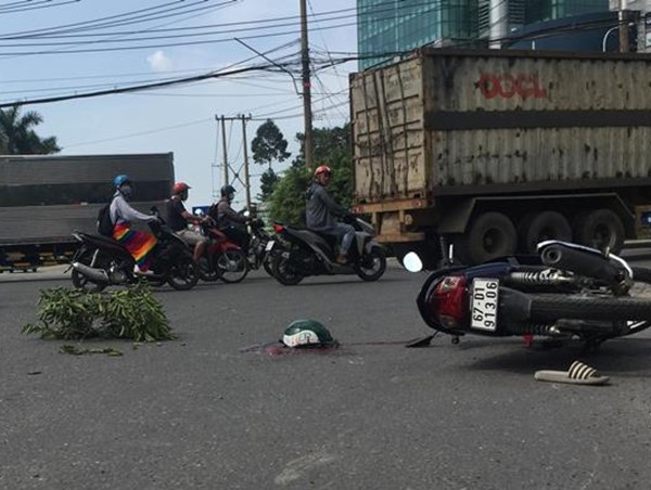 Xe tải tông xe máy tại ngã tư Vũng Tàu