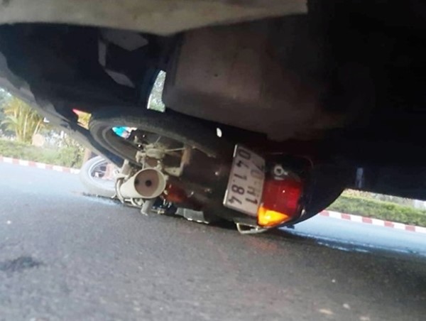 Xe đầu kéo cán chết 2 người