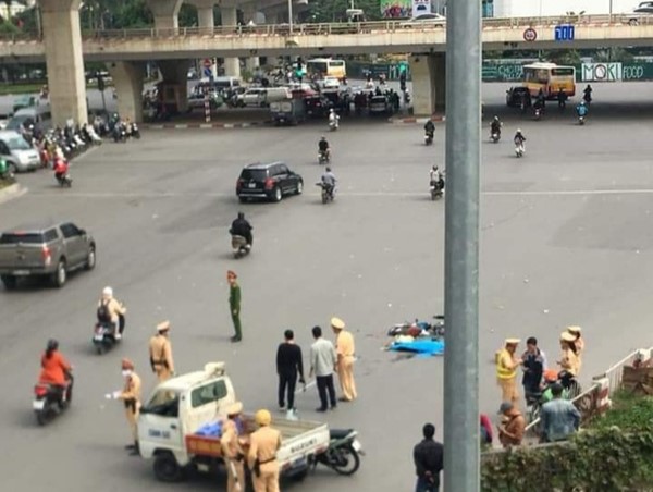 Hà Nội: Xe tải đâm xe đạp điện khiến 1 phụ nữ tử vong, tài xế bỏ chạy