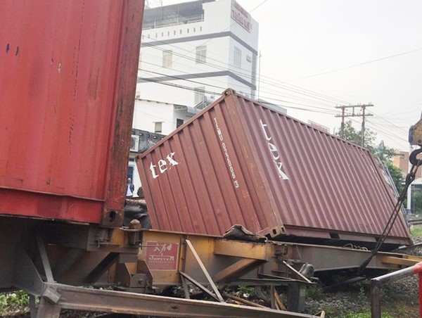 Gác chắn không kéo, tàu hỏa va xe container