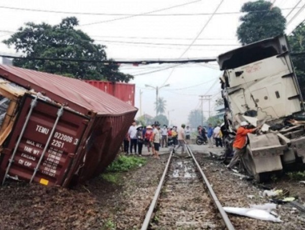 Kinh hoàng container bị tàu hỏa tông đứt làm đôi tại Bình Dương
