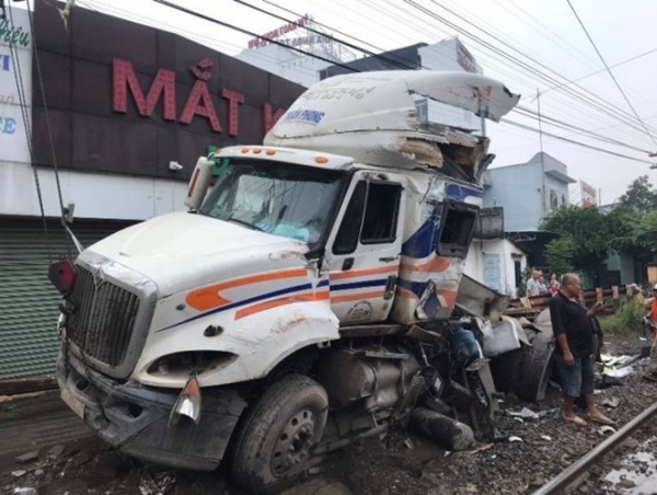 Tai nạn giao thông mới nhất hôm nay 5/11: Tàu hỏa tông container, tài xế nhập viện