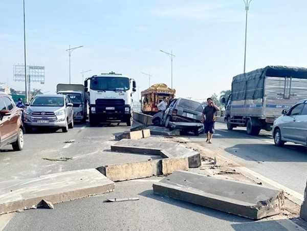 Ô tô nát bét sau khi "cày" dải phân cách trên cầu vượt